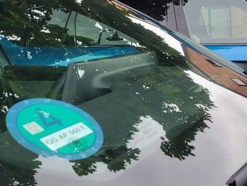Bild deutsche-umweltplakette-windschutzscheibe-auto.jpg